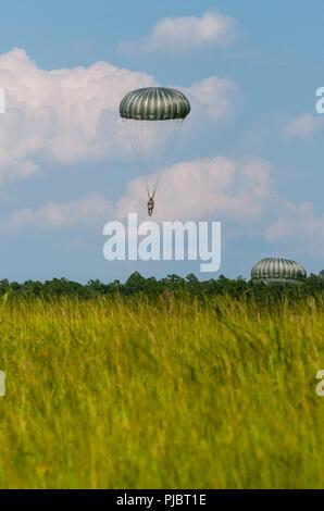 Soldaten und Wachposten aus der Luft und Armee aus Georgien, Kansas, Ohio und Texas an Airborne Operations durch Georgia Army National Guard 165 Quartermaster Unternehmen erleichtert, von General Lucius D. Clay National Guard Zentrum, Marietta, Georgia an der Preston Drop Zone auf Fort Gordon, Georgia, 14. Juli 2018. Stockfoto