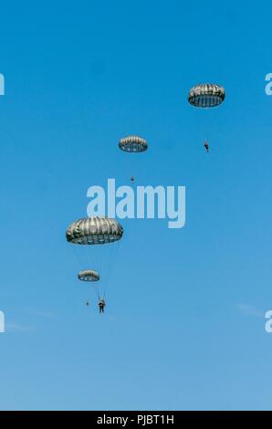 Soldaten und Wachposten aus der Luft und Armee aus Georgien, Kansas, Ohio und Texas an Airborne Operations durch Georgia Army National Guard 165 Quartermaster Unternehmen erleichtert, von General Lucius D. Clay National Guard Zentrum, Marietta, Georgia an der Preston Drop Zone auf Fort Gordon, Georgia, 14. Juli 2018. Stockfoto
