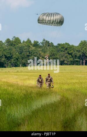 Soldaten und Wachposten aus der Luft und Armee aus Georgien, Kansas, Ohio und Texas an Airborne Operations durch Georgia Army National Guard 165 Quartermaster Unternehmen erleichtert, von General Lucius D. Clay National Guard Zentrum, Marietta, Georgia an der Preston Drop Zone auf Fort Gordon, Georgia, 14. Juli 2018. Stockfoto