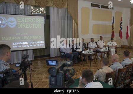 ODESSA, Ukraine (9. Juli 2018) Kapitän Matt Lehman, Commodore der Task Force 65, liefert Erläuterungen während der Eröffnungsfeier für übung Sea Breeze 2018 in Odessa, Ukraine, Juli 9. Sea Breeze ist eine in den USA und der Ukraine gemeinsam Multinationale maritime Übung im Schwarzen Meer statt und wurde entwickelt, um die Interoperabilität der beteiligten Nationen zu verbessern und die Sicherheit im Seeverkehr in der Region zu stärken. Stockfoto