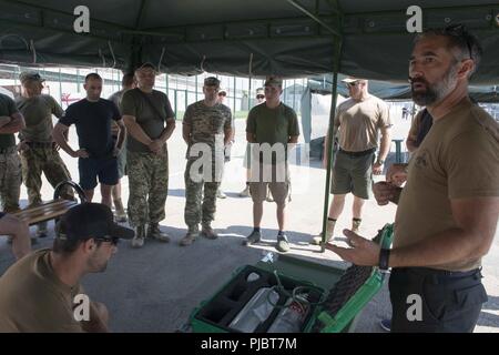 ODESSA, Ukraine (12. Juli 2018) Royal Canadian Navy Petty Officer 1st Class Blair Tobin, tauchen Chief zu Flotte Tauchen Einheit Atlantic zugeordnet, bietet diver Notevakuierung Ausbildung während der Übung Sea Breeze 2018 in Odessa, Ukraine, 12. Juli 2018. Sea Breeze ist eine in den USA und der Ukraine gemeinsam Multinationale maritime Übung im Schwarzen Meer statt und wurde entwickelt, um die Interoperabilität der beteiligten Nationen zu verbessern und die Sicherheit im Seeverkehr in der Region zu stärken. Stockfoto