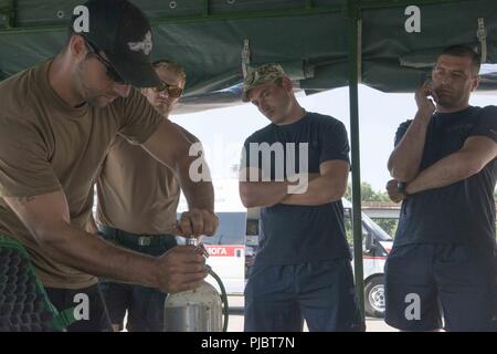 ODESSA, Ukraine (12. Juli 2018) Royal Canadian Navy führenden Seaman Dylan Parker, Flotte Tauchen Einheit Atlantic zugewiesen ist, demonstriert, wie eine Sauerstoffflasche bei Diver Emergency Evacuation Schulungen für übung Sea Breeze 2018 in Odessa, Ukraine, 12. Juli 2018 zu verwenden. Sea Breeze ist eine in den USA und der Ukraine gemeinsam Multinationale maritime Übung im Schwarzen Meer statt und wurde entwickelt, um die Interoperabilität der beteiligten Nationen zu verbessern und die Sicherheit im Seeverkehr in der Region zu stärken. Stockfoto