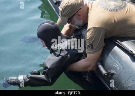 ODESSA, Ukraine (July 12, 2018) ein Royal Canadian Navy sailor Flotte Tauchen Einheit Atlantic zugewiesen wird veranschaulicht, wie ein Taucher während Diver Emergency Evacuation Schulungen für übung Sea Breeze 2018 in Odessa, Ukraine, 12. Juli 2018 zu erholen. Sea Breeze ist eine in den USA und der Ukraine gemeinsam Multinationale maritime Übung im Schwarzen Meer statt und wurde entwickelt, um die Interoperabilität der beteiligten Nationen zu verbessern und die Sicherheit im Seeverkehr in der Region zu stärken. Stockfoto