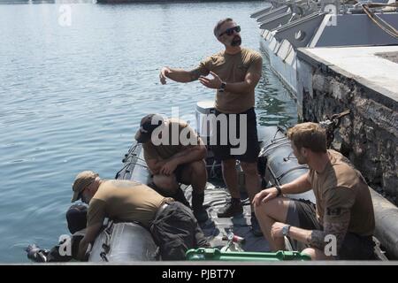 ODESSA, Ukraine (12. Juli 2018) Royal Canadian Navy Petty Officer 1st Class Blair Tobin, tauchen Chief zu Flotte Tauchen Einheit Atlantic zugeordnet, bietet diver Notevakuierung Ausbildung während der Übung Sea Breeze 2018 in Odessa, Ukraine, 12. Juli 2018. Sea Breeze ist eine in den USA und der Ukraine gemeinsam Multinationale maritime Übung im Schwarzen Meer statt und wurde entwickelt, um die Interoperabilität der beteiligten Nationen zu verbessern und die Sicherheit im Seeverkehr in der Region zu stärken. Stockfoto