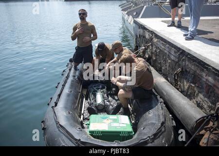 ODESSA, Ukraine (12. Juli 2018) Royal Canadian Navy Petty Officer 1st Class Blair Tobin, tauchen Chief zu Flotte Tauchen Einheit Atlantic zugeordnet, bietet diver Notevakuierung Ausbildung während der Übung Sea Breeze 2018 in Odessa, Ukraine, 12. Juli 2018. Sea Breeze ist eine in den USA und der Ukraine gemeinsam Multinationale maritime Übung im Schwarzen Meer statt und wurde entwickelt, um die Interoperabilität der beteiligten Nationen zu verbessern und die Sicherheit im Seeverkehr in der Region zu stärken. Stockfoto