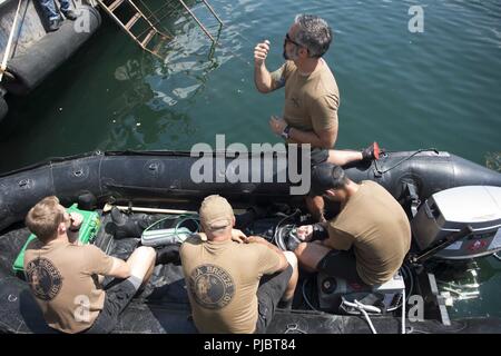 ODESSA, Ukraine (12. Juli 2018) Royal Canadian Navy Petty Officer 1st Class Blair Tobin, tauchen Chief zu Flotte Tauchen Einheit Atlantic zugeordnet, bietet diver Notevakuierung Ausbildung während der Übung Sea Breeze 2018 in Odessa, Ukraine, 12. Juli 2018. Sea Breeze ist eine in den USA und der Ukraine gemeinsam Multinationale maritime Übung im Schwarzen Meer statt und wurde entwickelt, um die Interoperabilität der beteiligten Nationen zu verbessern und die Sicherheit im Seeverkehr in der Region zu stärken. Stockfoto