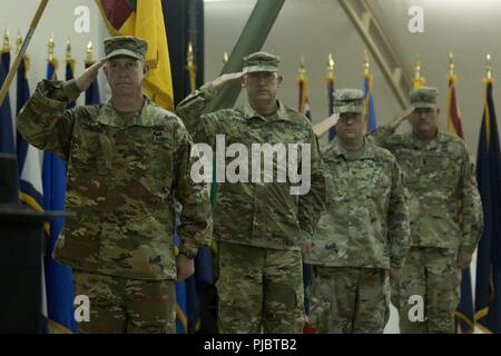 Führungskräfte der 2. Brigade, 1. Panzerdivision, und die 155 gepanzerte Brigade Combat Team, Mississippi Army National Guard, grüßen die UNO-Flagge Staaten während einer Zeremonie Behörde zwischen den beiden Einheiten im Camp Buehring, Kuwait, 15. Juli 2018 zu übertragen. Die Zeremonie war der letzte Schritt im Prozess der 155 ABCT übernehmen die operative Verantwortung aus dem 2 BDE, 1. AD. Stockfoto