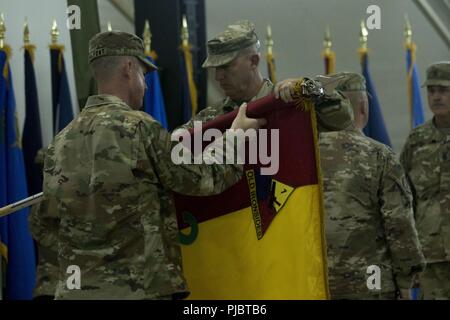 Us-Armee Oberst Tschad Chalfont, Kommandant der 2. Brigade, 1. Panzerdivision und Command Sgt. Maj. Michael Williams, der command Sergeant Major des 2 BDE, 1. AD, fällen die Einheit Farben während der Übertragung der Autorität an die 155 gepanzerte Brigade Combat Team, am Lager Buehring, Kuwait, 15. Juli 2018. Chalfont sagte, dass er stolz auf die Arbeit, war seine Soldaten vollendet hatte die Bereitschaft im Bereich der Operationen während ihrem Einsatz zu verbessern. Stockfoto