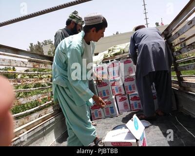 ZABUL PROVINCE, Afghanistan (Juli 16, 2018) - Als offensive Operationen gegen die Taliban weiter im Süden Afghanistans den Landeshauptmann des Zabul liefert Lebensmittel und Vorräte. Stockfoto