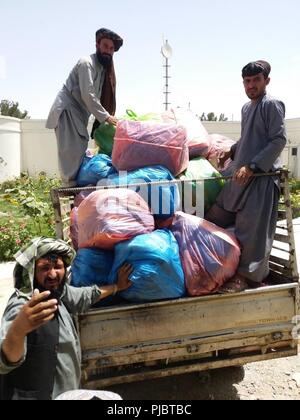 ZABUL PROVINCE, Afghanistan (Juli 16, 2018) - Als offensive Operationen gegen die Taliban weiter im Süden Afghanistans den Landeshauptmann des Zabul liefert Lebensmittel und Vorräte. Stockfoto