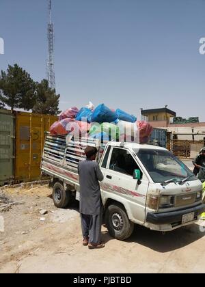 ZABUL PROVINCE, Afghanistan (Juli 16, 2018) - Als offensive Operationen gegen die Taliban weiter im Süden Afghanistans den Landeshauptmann des Zabul liefert Lebensmittel und Vorräte. Stockfoto