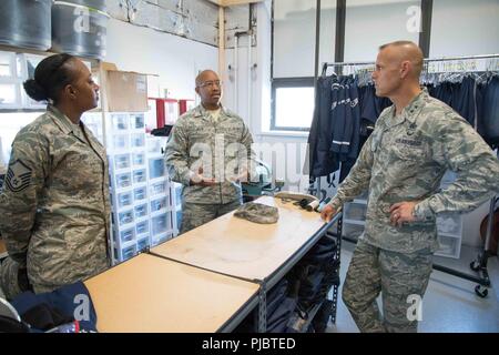 Wright-Patterson Air Force Base Ehrengarde Mitglied Tech. Sgt. Kalen Mack Schriftsatz Generalmajor Bradley D. Spacig, Air Force Installation und Mission Support Center Commander, auf Ehrengarde Uniformen neben Ehrengarde Betriebsleiter Master Sgt. LaDonna Ford während des allgemeinen Besuch der Installation: 12. Juli 2018. Spacig, ein ehemaliger Kommandant der US Air Force Ehrengarde, teilte seine Erfahrungen und Tipps mit WPAFB Ehrengarde Flieger. Stockfoto