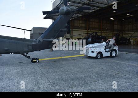 New York Army National Guard Sgt. Nicholas Cook, 3 Bataillon zugeordnet, 142 Luftfahrt, bewegt ein UH-60 Blackhawk Helikopter im Army Aviation Support Facility, Latham, N.Y., Juli, 13, 2018. Zwei UH-60 Piloten reagierten auf einen Wald Feuer in Altona, NEW YORK, brach, und verteilen sich auf fünf hundert Hektar, von Juli 13. bis 15. Army Guard Besatzungen flogen mehr Missionen zur Unterstützung der Feuerwehr am 15. Juli. (N.Y. Army National Guard Stockfoto