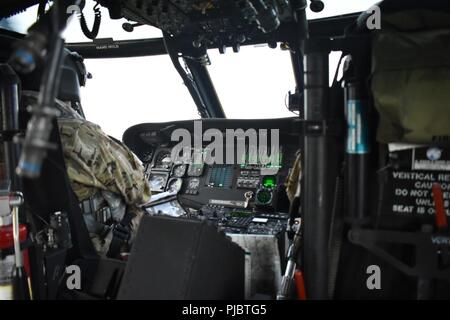 New York Army National Guard Soldaten des 3.BATAILLON zugeordnet, 142 Aviation Division, fliegen über einen forrest Brand in Altona Flat Rock, N.Y., Juli, 13, 2018. Die NYARNG reagierte auf eine forrest Feuer in Altona, NEW YORK, brach, die über Hunderte von Hektar, von Juli 13. bis 15. (N.Y. Army National Guard Stockfoto