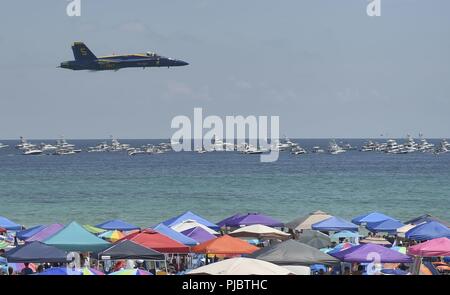 BEACH, Fla (14. Juli 2018) Der US-Navy Flight Demonstration Squadron, die Blue Angels, Lead solo Pilot, Lieutenant Tyler Davies, führt die Sneak Pass an die 2018 Pensacola Beach Air Show. Der Blaue Engel sind geplant mehr als 60 Demonstrationen an mehr als 30 Standorten in den USA und Kanada im Jahr 2018 durchzuführen. Stockfoto