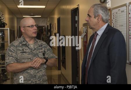 Oberst Michael Higgins, Commander, 60. medizinische Gruppe, spricht mit Dr. Richard Joseph, leitender Wissenschaftler der United States Air Force, Washington, D.C., bei einem Besuch in Travis Air Force Base, Calif., 12. Juli 2018. Joseph tourte David Grant USAF Medical Center, dem Phoenix Funken Lab und besuchte mit Flieger. Joseph dient als Chief Scientific Adviser der Stabschef und Sekretär der AF und stellt Einschätzungen auf eine breite Palette von wissenschaftlichen und technischen Problemen, die die AF-Mission. Stockfoto