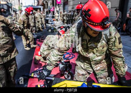 Armee finden Spc. Jason Delgado, 328 Combat Support Hospital, Praktiken lebensrettenden Fähigkeiten in Manhattan, New York, Juli, 10, 2018. Diese Soldaten sind Teil eines National Response Element, das mit der zivilen Behörden manpower, Fahrzeuge und Ausrüstung zu bieten medizinische Leistungen zu erbringen sowie chemische, biologische und radiologische clean up - Fähigkeiten, die in der hohen Nachfrage im Falle einer Katastrophe oder angreifen würde. Stockfoto