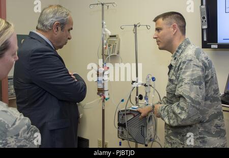 Dr. Richard Joseph, leitender Wissenschaftler der United States Air Force, Washington, D.C., hört zu, Oberstleutnant Ian Stewart, David Grant United States Air Force Medical Center, sprechen über medizinische Innovationen am Standort bei einem Besuch in Travis Air Force Base, Calif., 12. Juli 2018 entwickelt. Joseph tourte DGMC, Phoenix Funken Lab und besuchte mit Flieger. Joseph dient als Chief Scientific Adviser der Stabschef und Sekretär der AF und stellt Einschätzungen auf eine breite Palette von wissenschaftlichen und technischen Problemen, die die AF-Mission. Stockfoto