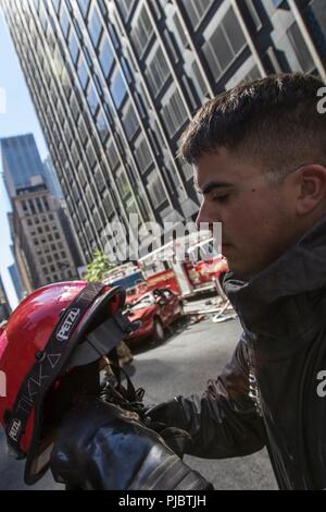 Armee finden Cpl. Russell Chesanek, bereitet die lebensrettenden Fähigkeiten während einer Schulungsveranstaltung in Manhattan, New York, Juli 10, 2018 zu üben. Diese Soldaten sind Teil eines National Response Element, das mit der zivilen Behörden manpower, Fahrzeuge und Ausrüstung zu bieten medizinische Leistungen zu erbringen sowie chemische, biologische und radiologische clean up - Fähigkeiten, die in der hohen Nachfrage im Falle einer Katastrophe oder angreifen würde. Stockfoto