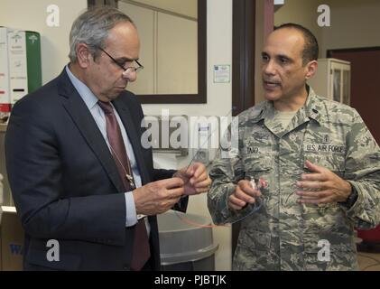 Dr. Richard Joseph, leitender Wissenschaftler der United States Air Force, Washington, D.C., hört zu, Oberstleutnant Leonardo Tato, David Grant United States Air Force Medical Center, sprechen über medizinische Innovationen am Standort bei einem Besuch in Travis Air Force Base, Calif., 12. Juli 2018 entwickelt. Joseph tourte DGMC, der Phoenix Funken Lab und besuchte mit Flieger. Joseph dient als Chief Scientific Adviser der Stabschef und Sekretär der AF und stellt Einschätzungen auf eine breite Palette von wissenschaftlichen und technischen Problemen, die die AF-Mission. Stockfoto