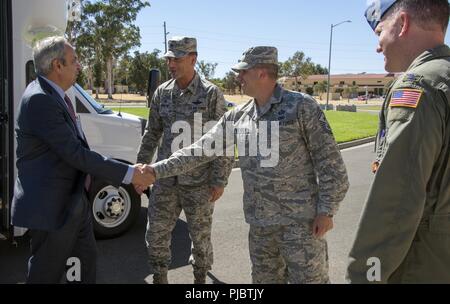 Dr. Richard Joseph, Links, Chief Scientist der United States Air Force, Washington, D.C., ist von Col. Ethan Griffin, Commander, 60 Air Mobility Wing begrüßt, und Chief Master Sgt. Steve Nichols, Befehl Chief, 60th AMW, bei einem Besuch in Travis Air Force Base, Calif., 12. Juli 2018. Joseph tourte David Grant USAF Medical Center, dem Phoenix Funken Lab und besuchte mit Flieger. Joseph dient als Chief Scientific Adviser der Stabschef und Sekretär der AF und stellt Einschätzungen auf eine breite Palette von wissenschaftlichen und technischen Problemen, die die AF-Mission. Stockfoto