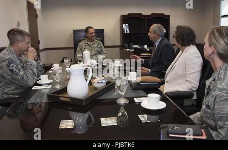 Dr. Richard Joseph, Links, Chief Scientist der United States Air Force, Washington, D.C., ist von Col. Ethan Griffin, Commander, 60 Air Mobility Wing begrüßt, und Chief Master Sgt. Steve Nichols, Befehl Chief, 60th AMW, bei einem Besuch in Travis Air Force Base, Calif., 12. Juli 2018. Joseph tourte David Grant USAF Medical Center, dem Phoenix Funken Lab und besuchte mit Flieger. Joseph dient als Chief Scientific Adviser der Stabschef und Sekretär der AF und stellt Einschätzungen auf eine breite Palette von wissenschaftlichen und technischen Problemen, die die AF-Mission. Stockfoto