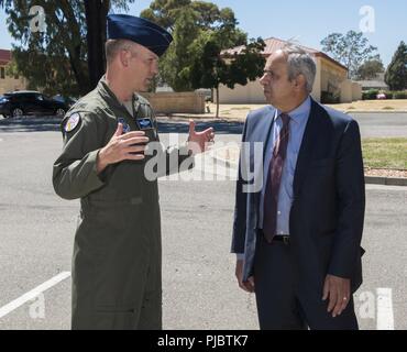 Oberst Matthew Leard, Links, stellvertretender Kommandeur, 60th Air Mobility Command, begrüßt Dr. Richard Joseph, leitender Wissenschaftler der United States Air Force, Washington, D.C., bei einem Besuch in Travis Air Force Base, Calif., 12. Juli 2018. Joseph tourte David Grant USAF Medical Center, dem Phoenix Funken Lab und besuchte mit Flieger. Joseph dient als Chief Scientific Adviser der Stabschef und Sekretär der AF und stellt Einschätzungen auf eine breite Palette von wissenschaftlichen und technischen Problemen, die die AF-Mission. Stockfoto