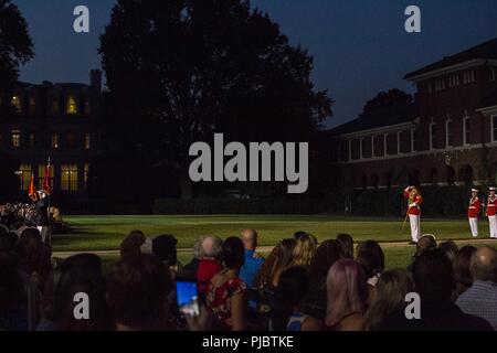 Master Sgt. Duane F. König, große Trommel, "der Präsident selbst "US-Marine Band grüßt Oberstleutnant Scott A. Clippinger, Executive Officer, Marine Barracks Washington D.C., während eines Freitag abends Parade in der Kaserne, 13. Juli 2018. Der Ehrengast für die Parade war der US-Senator für Wisconsin, Ron Johnson, und der Hosting offizielle war der Kommandant des Marine Corps, Gen. Robert B. Neller. Stockfoto