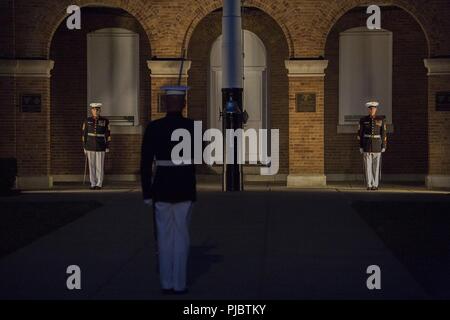 Sergeant Maj. Matthew R. Hackett, command Sergeant Major, Marine Barracks Washington D.C., macht ein Gruß während eines Freitag abends Parade bei Marine Barracks Washington D.C., den 13. Juli 2018. Der Ehrengast für die Parade war der US-Senator für Wisconsin, Ron Johnson, und der Hosting offizielle war der Kommandant des Marine Corps, Gen. Robert B. Neller. Stockfoto