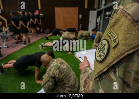 Troopers von CrazyHorse Truppe, 1 Staffel, 3.Kavallerie Regiments "Brave Gewehre", führte eine körperliche Fitness Bewertung zu wählen Kandidaten vor - Ranger Bewertung zu besuchen, während in den Irak, 16. Juli 2018 eingesetzt. Brave Gewehre troopers sind in den Irak zur Unterstützung der Combined Joint Task Force - inhärenten Lösung bereitgestellt, die Arbeit von, mit und durch die irakischen Sicherheitskräfte und Koalitionspartner zu besiegen ISIS im Irak und in Syrien. Stockfoto