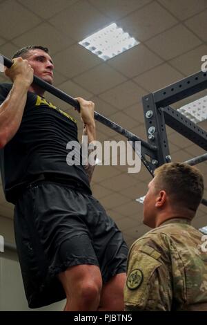 Troopers von CrazyHorse Truppe, 1 Staffel, 3.Kavallerie Regiments "Brave Gewehre", führte eine körperliche Fitness Bewertung zu wählen Kandidaten vor - Ranger Bewertung zu besuchen, während in den Irak, 16. Juli 2018 eingesetzt. Brave Gewehre troopers sind in den Irak zur Unterstützung der Combined Joint Task Force - inhärenten Lösung bereitgestellt, die Arbeit von, mit und durch die irakischen Sicherheitskräfte und Koalitionspartner zu besiegen ISIS im Irak und in Syrien. Stockfoto