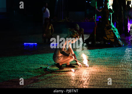 Dama de trapos Feuerperformance Straßenkünstler, Straßenzirkus-Künstler beim Umgang mit einer Feuerfackel Stockfoto