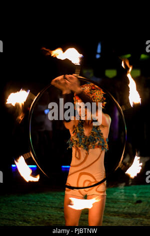 Dama de trapos Feuervorstellung Straßenkünstler, Zirkusvorstellung mit Feuerzirkel am Abend der Stadt im Sommer. Fire Arch Live-Darsteller. Stockfoto