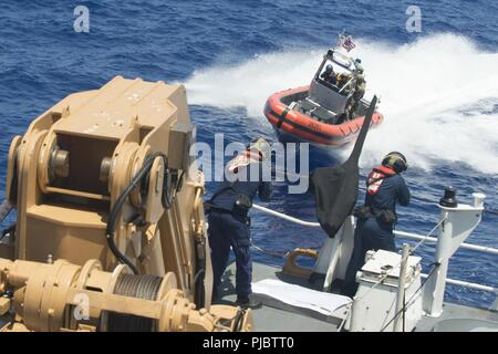 Pazifik (15. Juli 2018) der U.S. Coast Guard taktische Delivery Team Mitglieder für die Maritime Security Response Team-West (MSRT) Exchange simulierten Brand mit besatzungsmitgliedern der U.S. Coast Guard Cutter WMSL Bertholf (750) 15. Juli während einer erhöhten Ziel engagement Übung zur Unterstützung der Rand des Pazifik (Rimpac) Übung zugewiesen. 25 Nationen, 46 Schiffe, 5 U-Boote, über 200 Flugzeuge und 25.000 Angestellte beteiligen sich an Rimpac vom 27. Juni bis 2. August in und um die Hawaiianische Insel und Südkalifornien. Die weltweit größte internationale maritime Übung RIMPAC Stockfoto