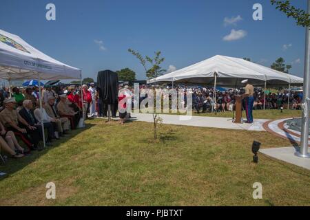 Sgt. Maj. Ronald L. Grün, 18 Sergeant Major des Marine Corps, Adressen der Lieben, Mitglieder der Community und verehrte Besucher, die in der Gedenkstätte Marker sammeln für die Opfer der gefallenen Passagiere und Crew von Yanky 72 zu Ehren, während der Trauerfeier, 14. Juli 2018. Die Yanky 72 Gedenkfeier abgehalten wurde, sich daran zu erinnern das ultimative Opfer, die die gefallenen Marinesoldaten und Matrosen von VMGR-452 und Marine Corps Special Operations Command gemacht und Ehren. Stockfoto