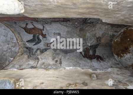 Mittelalterliche Kirche der Templer in den französischen Pyrenäen gelegen, ist der Friedhof mit Ritter der Templer. Stockfoto