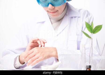 Arzt Wissenschaftlerin, Kräutermedizin im Labor mit Kraut, Blätter Vitaminergänzungen mineralische alternative Behandlung Forschung. Stockfoto