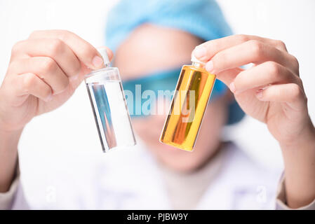 Closeup Portrait von Essen Forscher Prüfung Aktivität von Bio Pflanze Setzlinge in der Baumschule Labor, Botaniker Lab Wissenschaftler biologischen Test o Stockfoto