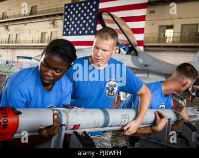 Der 96 Aircraft Maintenance Squadron Team Blau hebt eine AIM-9X während der vierteljährlichen Waffen laden Wettbewerb Juli 13 in Eglin Air Force Base, Fla. Das blaue Team kämpfte die Rote AMU-Team für Waffen Vorherrschaft während des Wettbewerbs loadcrew. Das blaue Team Sieg in diesem Quartal. Stockfoto