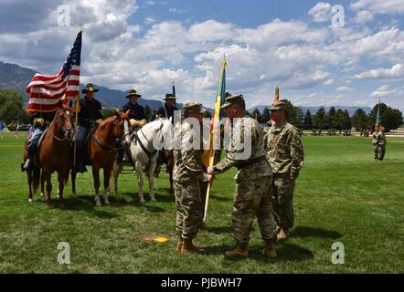 Generalleutnant James Dickinson, Kommandierender General, U.S. Army Raum und Missile Defense Command/Armee Strategic Command, übergibt der 1. Platz Feuerwehr Farben zu oberst Eric wenig bei einem Befehl Zeremonie am 13. Juli in Fort Carson, Colorado. Stockfoto