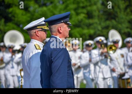 Air Force District Washington Commander Generalmajor James A. Jacobson und hinteren Adm. Carl A. Lahti Kommandant, Naval Bezirk Washingtonserve als amtierenden Beamten während der einen Pass und Überprüfung auf der gemeinsamen Basis Anacostia-Bolling Parade als Basis sein 100-jähriges Bestehen feiert, Jul 3, 2018. Bolling Feld wurde offiziell eingeweiht am 1. Juli 1918, nach dem das Anwesen wurde durch den Krieg Abteilung gekauft und drehte sich auf die Luftfahrt Abschnitt des Signal Corps als primäre Aviation Standort für die Hauptstadt zu dienen. Diese neue militärische Eigentum wurde passend für Oberst Raynal C. Bol genannt Stockfoto