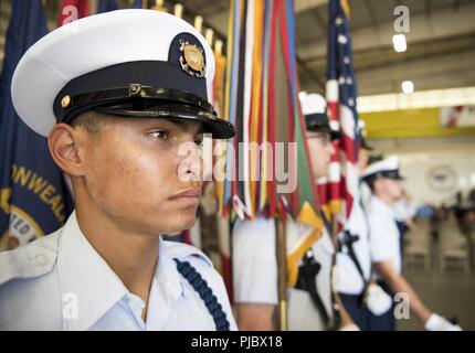 Die Color Guard steht an Aufmerksamkeit, bevor Sie mit der Präsentation der Farben bei der U.S. Coast Guard Atlantic Strike Team Ändern des Befehls Zeremonie am Joint Base Mc Guire-Dix - Lakehurst, New Jersey, 12. Juli 2018. Der Atlantik Strike Team Cmdr begrüßt. Raymond Negron, Befehl von Cmdr. Tedd Hutley. Stockfoto