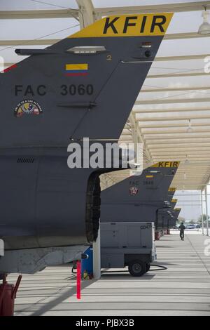 Kolumbianische Kfirs Kampfjets sind unter Sonnenschirmen in Davis-Monthan Air Force Base, Ariz., 9. Juli 2018 abgestellt. Sechs kolumbianische Kfirs aus dem Combat Squadron Nr. 111, kam mit F-16 Fighting der 162 Wing Falken und der 354 Fighter Squadron der A-10 Thunderbolt IIs in der Vorbereitung für Red Flag 18-3 zu trainieren. Stockfoto