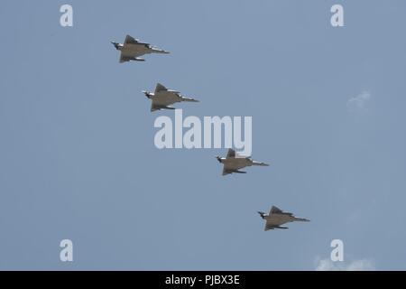 Kolumbianische Kfir Kampfjets fliegen in einer Formation über Davis-Monthan Air Force Base, Ariz., 9. Juli 2018. Die Kfirs flog eine Orientierung Flug mit A-10 Thunderbolt II und F-16 Fighting Falcons in der Vorbereitung für Red Flag 18-3. Stockfoto