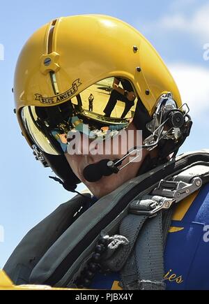 NAS Pensacola, Florida. (12. Juli, 2018) Leutnant Tyler Davies, Leitung Solo Piloten der US-Navy Flight Demonstration Squadron, die Blue Angels zugeordnet, bereitet das Cockpit einer F/A-18 Hornet vor eine Praxis Demonstration vor dem Pensacola Beach Air Show. Der Blaue Engel sind geplant mehr als 60 Demonstrationen an mehr als 30 Standorten in den USA und Kanada im Jahr 2018 durchzuführen. Stockfoto