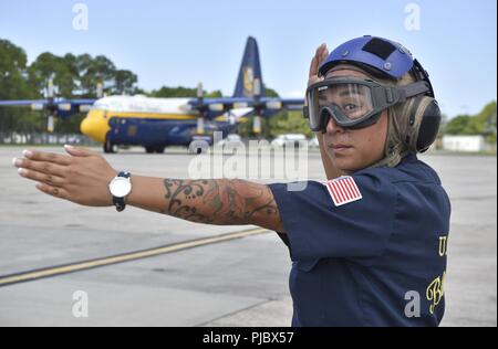 NAS Pensacola, Florida. (13. Juli 2018) Aviation Maintenance Administrationman 1. Klasse Lizeth Perez, der U.S. Navy Flight Demonstration Squadron, die Blue Angels, Signale während der Morgen stellt sich vor eine Praxis Demonstration für die Pensacola Beach Air Show. Der Blaue Engel sind geplant mehr als 60 Demonstrationen an mehr als 30 Standorten in den USA und Kanada im Jahr 2018 durchzuführen. Stockfoto