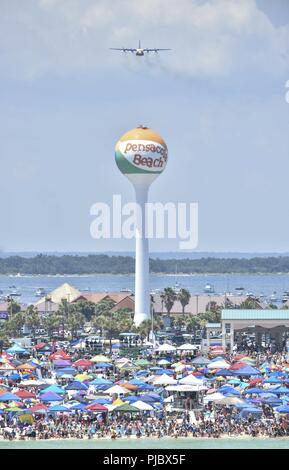 PENSACOLA Beach, Florida. (14. Juli 2018) U.S. Navy Flight Demonstration Squadron, die Blue Angels, C-130 Transportflugzeuge, liebevoll bekannt als Fat Albert, fliegt über die Masse während des Pensacola Beach Air Show in Pensacola Beach, Fla. Die Blue Angels geplant sind mehr als 60 Demonstrationen an mehr als 30 Standorten in den USA und Kanada im Jahr 2018 durchzuführen. Stockfoto