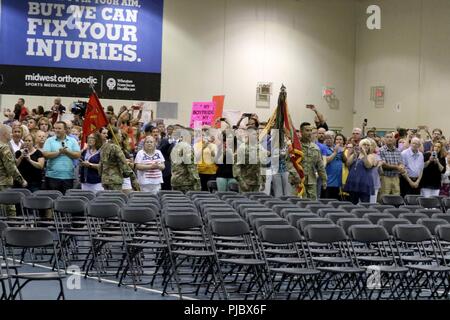 Reg. Scott Walker und Senior Wisconsin National Guard Führer Familien und Freunde am 6. Juli sendoff Zeremonie in Milwaukee für mehr als 350 Mitglieder des 1.Bataillon kam, 121 Field Artillery vorangegangen zu den Nahen Osten zur Unterstützung der Geschäfte betreibt, die Lösen, spartanische Schild und der Freiheit des Sentinel. Die high-mobility Artillery Rocket System (HIMARS) Steuereinheit enthält eine zentrale Einheit in Milwaukee, feuern Batterien in Plymouth, Wis., und Sussex, Wis., und der 108. unterstützt Unternehmen, auch in Sussex. Das Bataillon wird in 10 Standorten in fünf Ländern bedienen und Expe Stockfoto