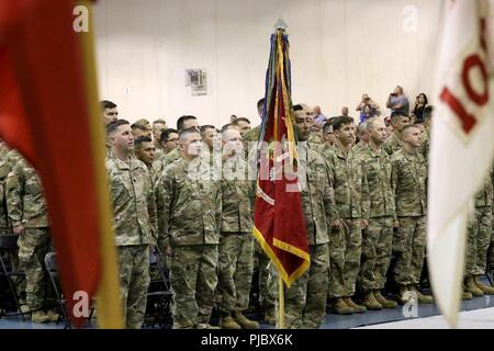 Reg. Scott Walker und Senior Wisconsin National Guard Führer Familien und Freunde am 6. Juli sendoff Zeremonie in Milwaukee für mehr als 350 Mitglieder des 1.Bataillon kam, 121 Field Artillery vorangegangen zu den Nahen Osten zur Unterstützung der Geschäfte betreibt, die Lösen, spartanische Schild und der Freiheit des Sentinel. Die high-mobility Artillery Rocket System (HIMARS) Steuereinheit enthält eine zentrale Einheit in Milwaukee, feuern Batterien in Plymouth, Wis., und Sussex, Wis., und der 108. unterstützt Unternehmen, auch in Sussex. Das Bataillon wird in 10 Standorten in fünf Ländern bedienen und Expe Stockfoto