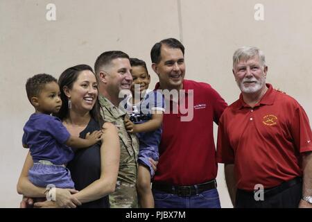 Reg. Scott Walker und Senior Wisconsin National Guard Führer Familien und Freunde am 6. Juli sendoff Zeremonie in Milwaukee für mehr als 350 Mitglieder des 1.Bataillon kam, 121 Field Artillery vorangegangen zu den Nahen Osten zur Unterstützung der Geschäfte betreibt, die Lösen, spartanische Schild und der Freiheit des Sentinel. Die high-mobility Artillery Rocket System (HIMARS) Steuereinheit enthält eine zentrale Einheit in Milwaukee, feuern Batterien in Plymouth, Wis., und Sussex, Wis., und der 108. unterstützt Unternehmen, auch in Sussex. Das Bataillon wird in 10 Standorten in fünf Ländern bedienen und Expe Stockfoto